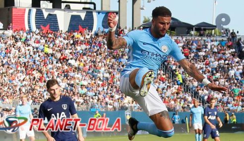 Kyle Walker Pamer Mobil Mewahnya
