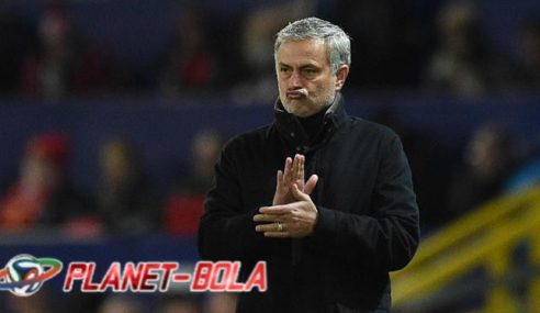 MU Tersingkir , Mourinho: Saya Tidak Kabur!