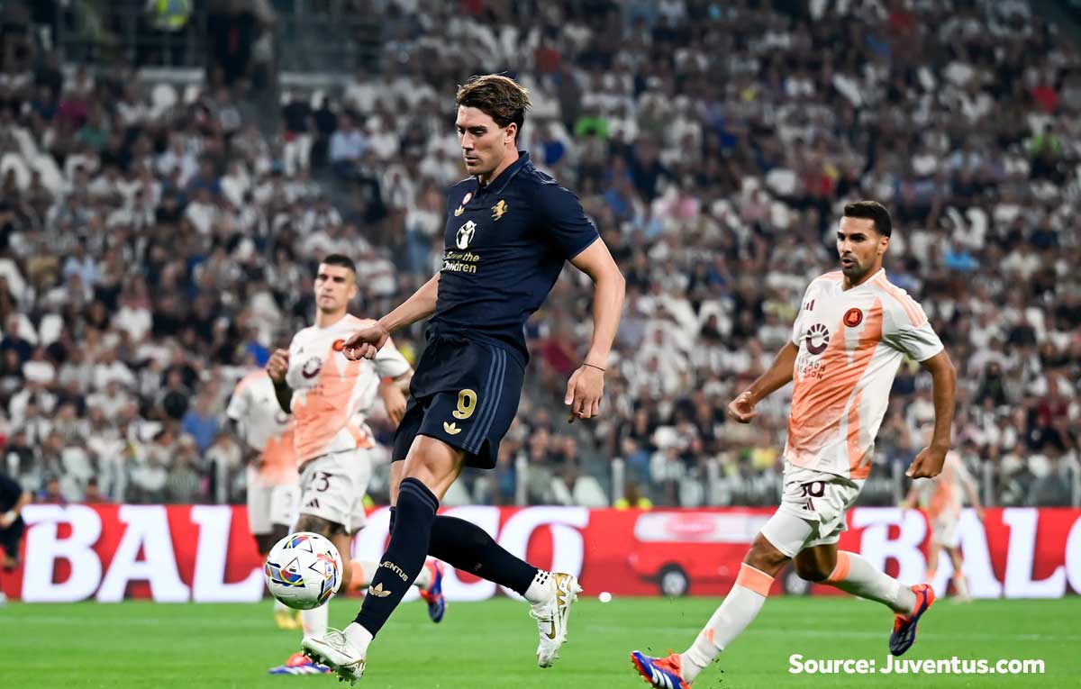 Pemain AS Roma dan Juventus-berebut bola di Liga Italia